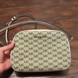 Michael kors crossbody purse